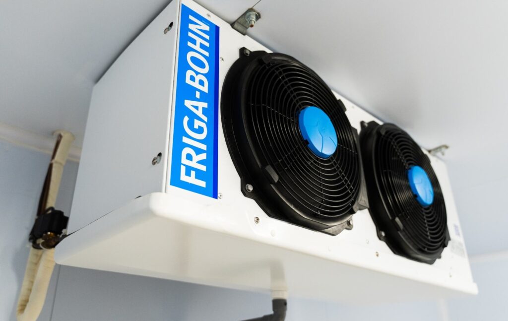 Évaporateur plafonnier Friga-Bohn à deux ventilateurs dans une chambre froide