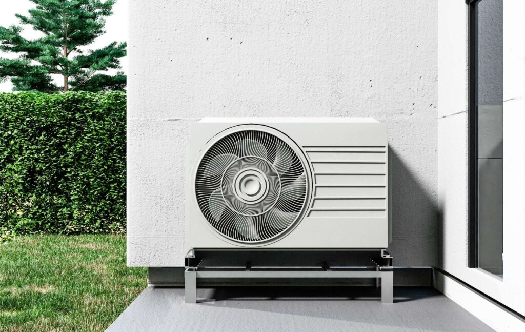 Unité extérieure de climatisation installée sur la façade d'une maison dans les Landes