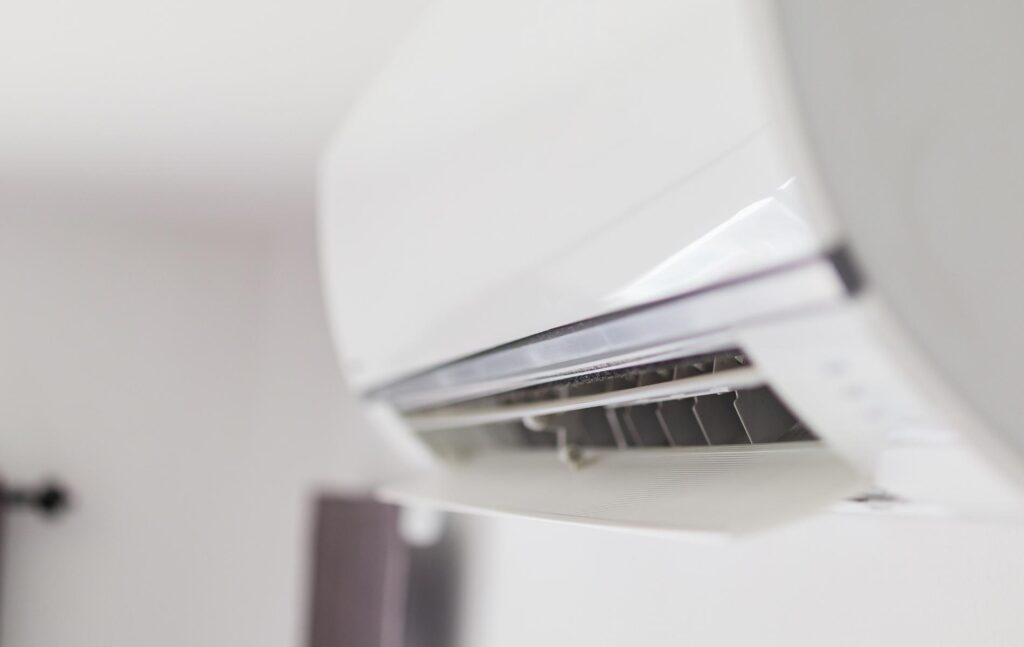 Climatisation split réversible installée dans une pièce d'habitation