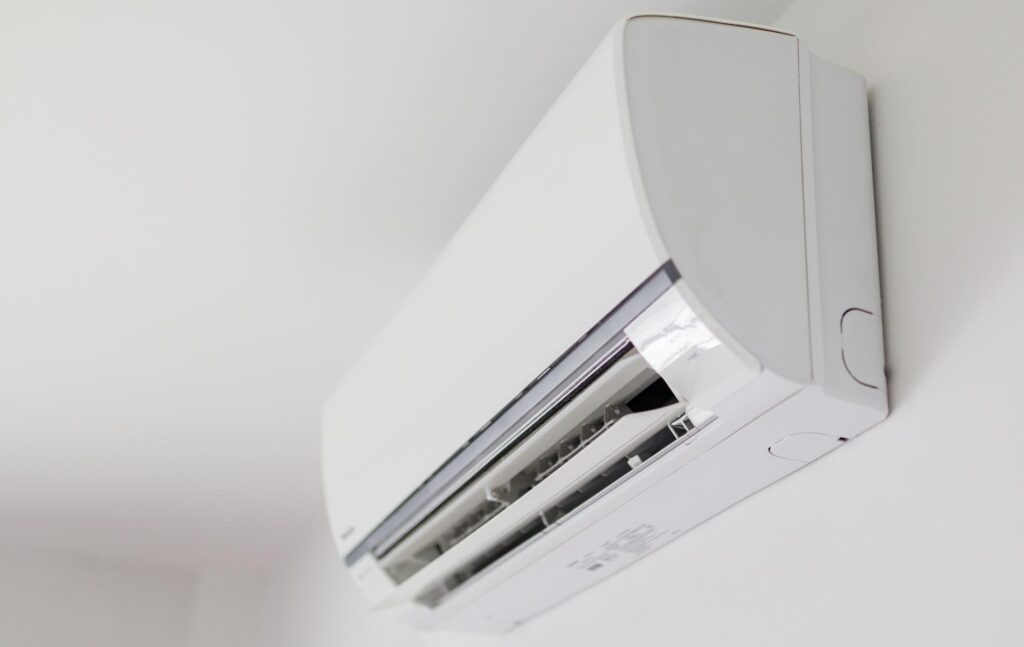 Réglage d'une climatisation réversible à 18°C avec la télécommande