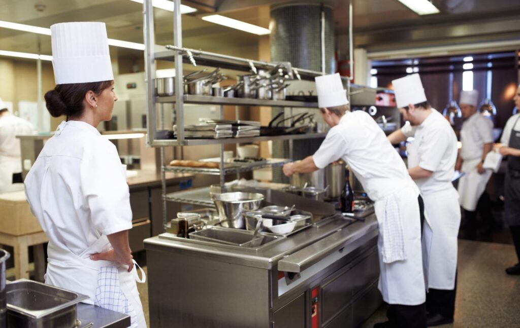 Brigade de cuisine en service dans une cuisine professionnelle de restaurant