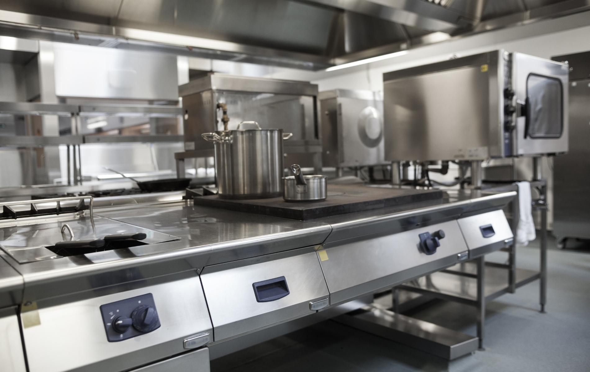 Plan de cuisson central en inox dans une cuisine professionnelle