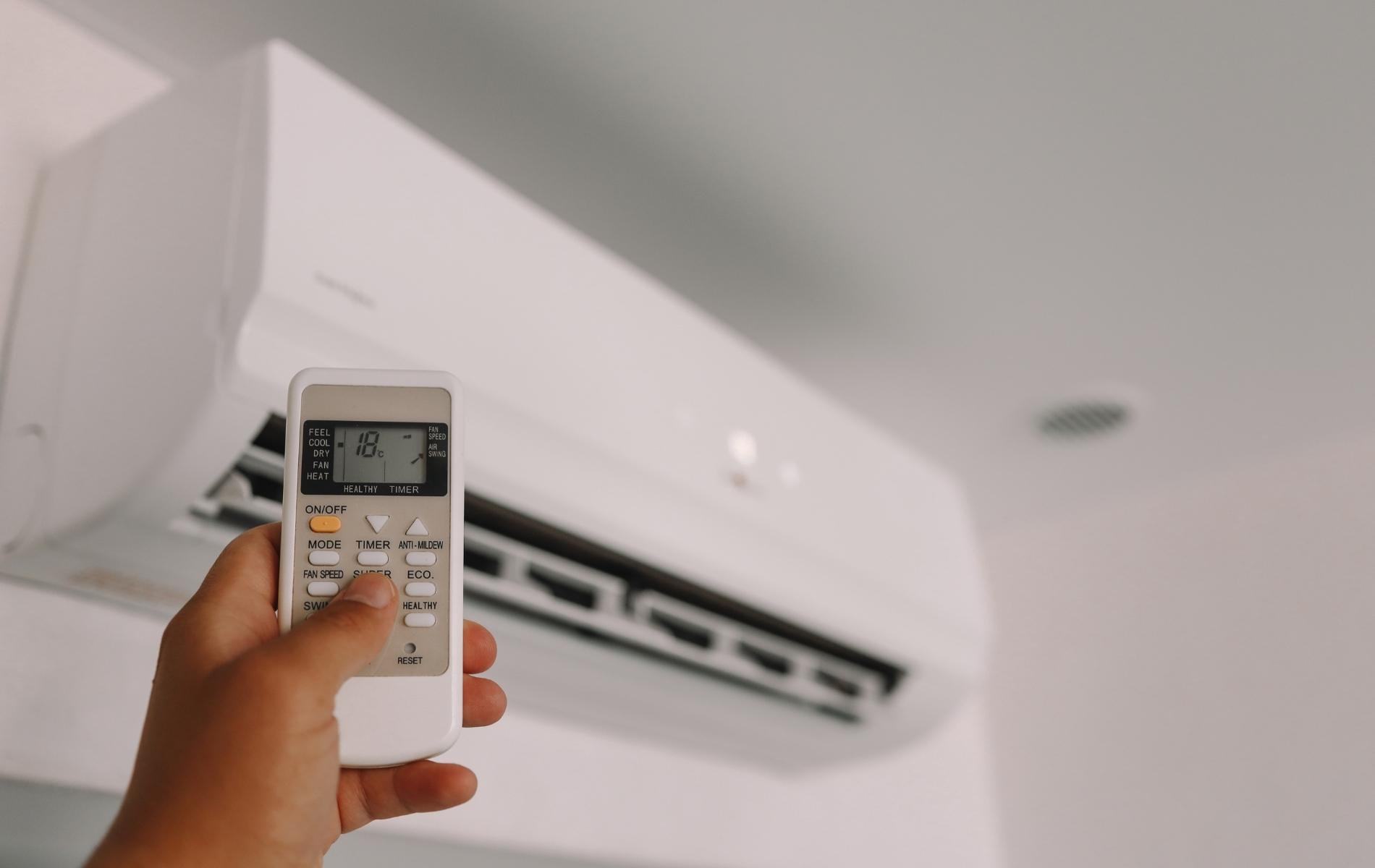 Volet d'une unité de climatisation murale ouvert pour entretien et nettoyage des filtres