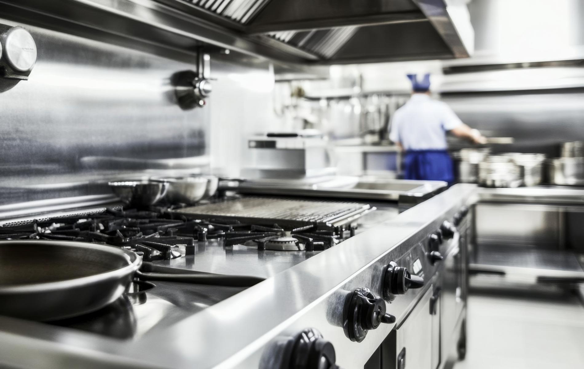 Piano de cuisson à gaz dans une cuisine professionnelle de restaurant