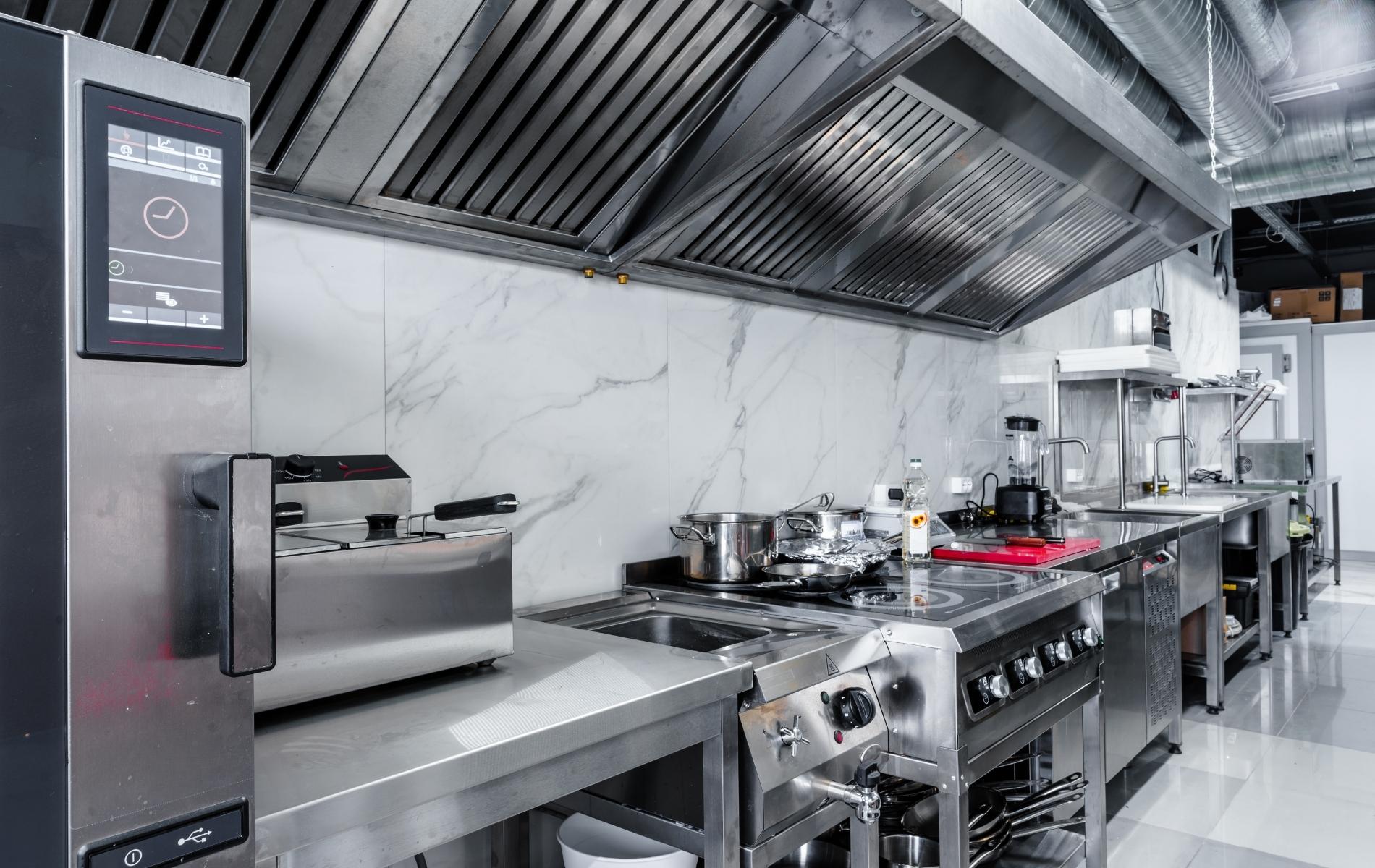 Ligne de cuisson professionnelle avec friteuse et plaques inox