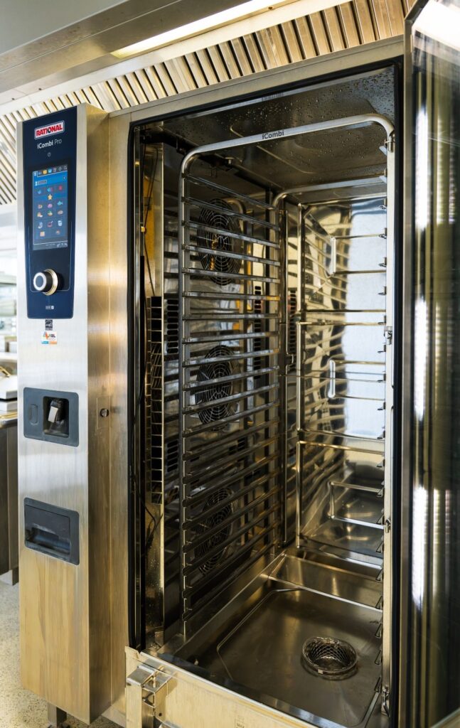 Four mixte Rational iCombi Pro ouvert dans une cuisine professionnelle