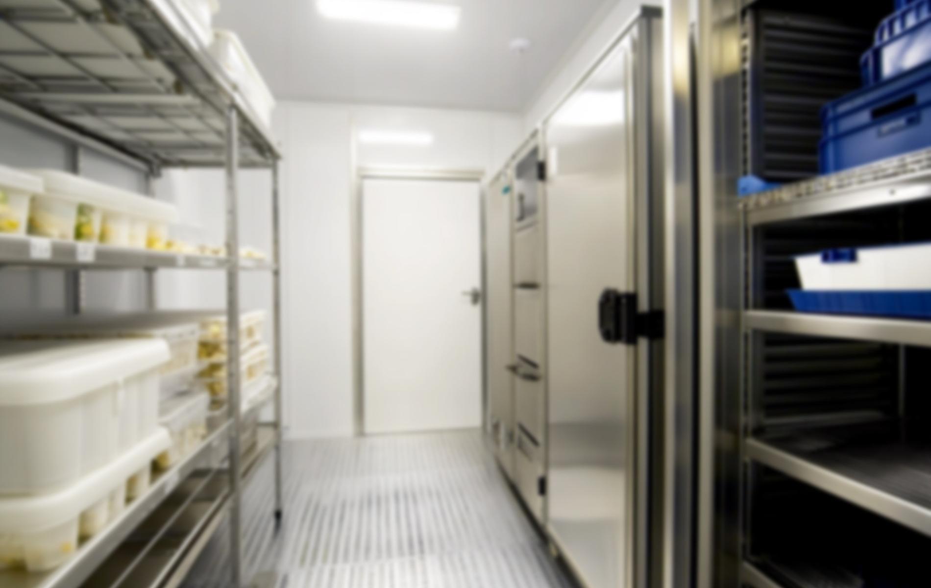 Intérieur d'une chambre froide positive avec étagères inox et denrées stockées