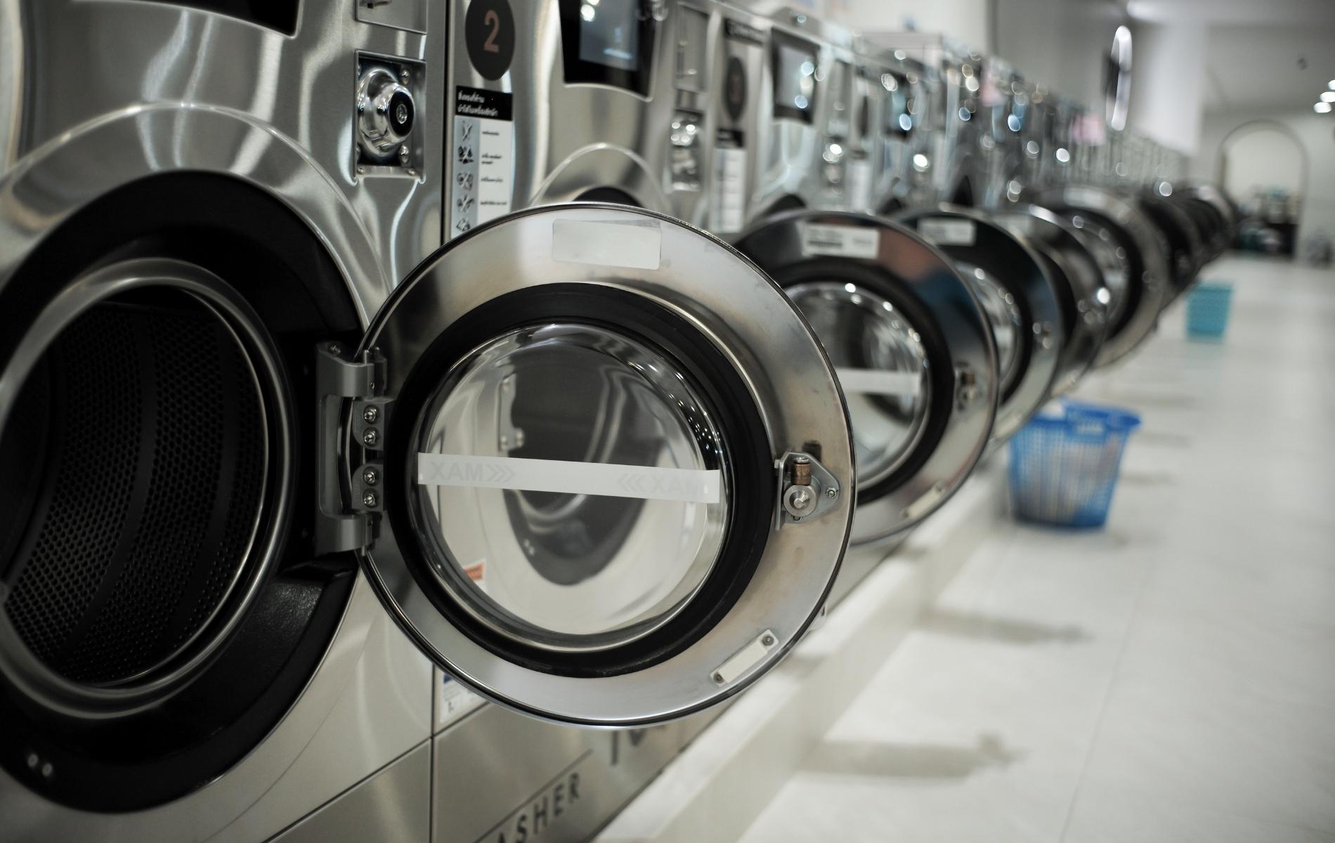 Rangée de lave-linge professionnels en libre-service dans une laverie automatique