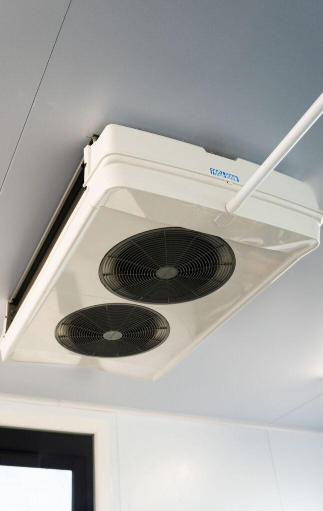 Évaporateur plafonnier Friga-Bohn à deux ventilateurs en angle de chambre froide