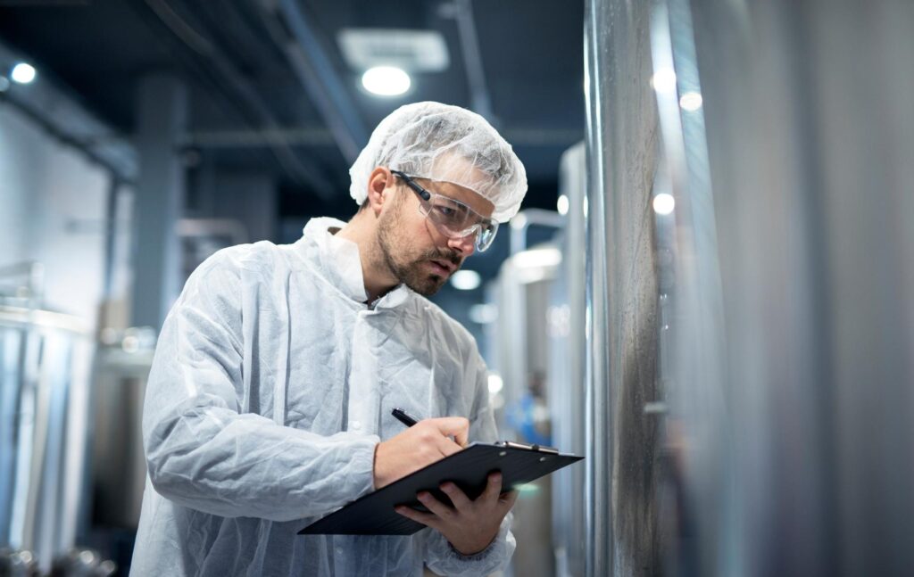 Technicien réalisant un contrôle de maintenance sur une installation de froid commercial
