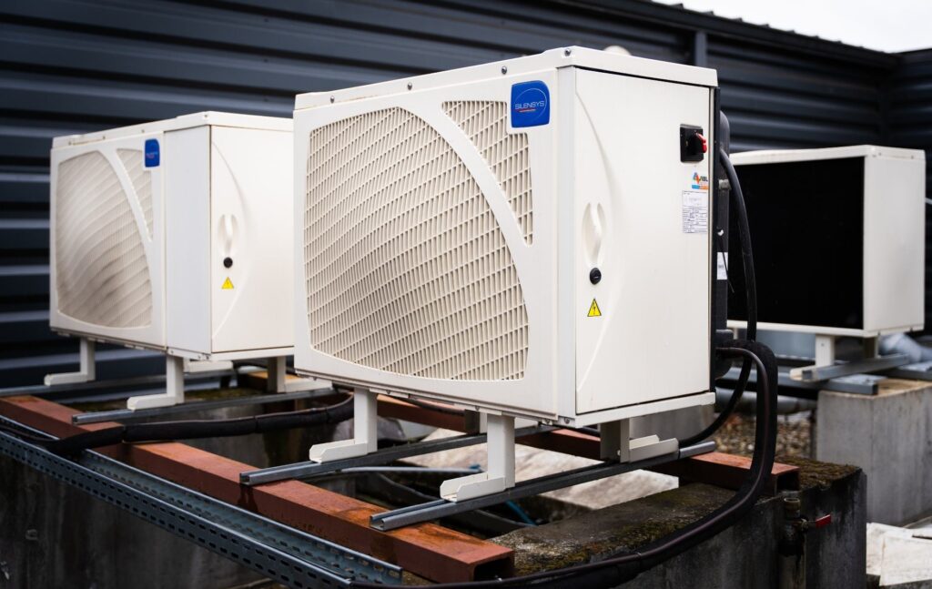 Groupes de condensation Silensys installés en toiture sur un chantier ABL40